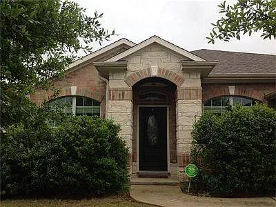 3 bed, 2105 sqft, $2,100 — Photo 2
