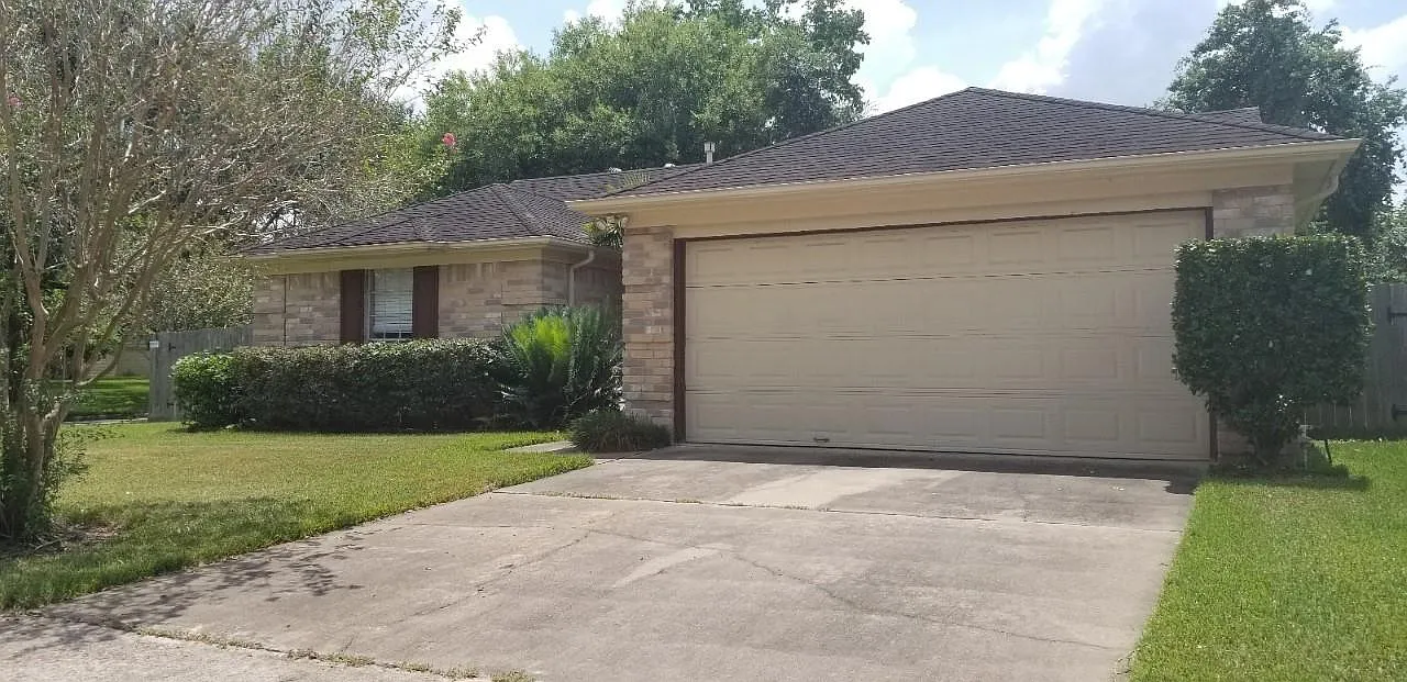 3 bed, 2.0 bath, 1329 sqft, $1,795 — Photo 2