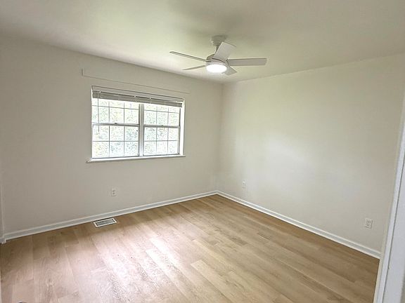 5th image of 125 Country Town Ct