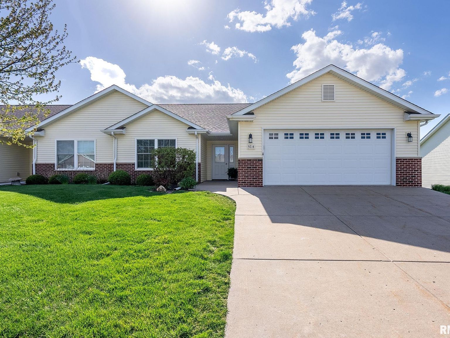5714 Castlewood Dr, Bettendorf, IA 52722 Zillow
