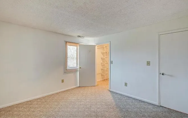 1902 Ravens Crest Dr — Photo 4