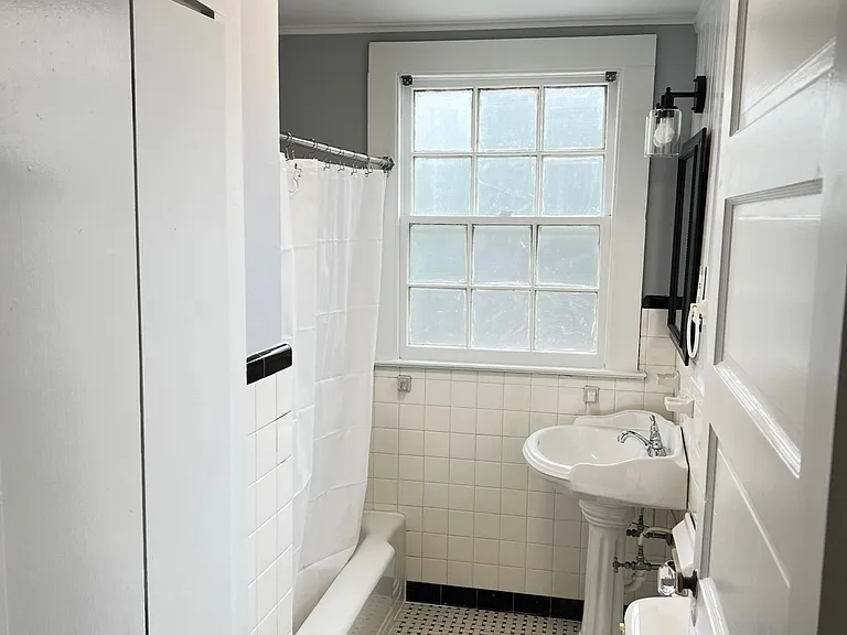2427 Broadway St #B — Photo 3