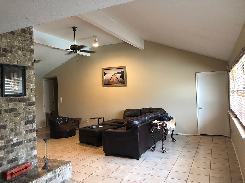 2nd image of 1111 Tanglewild Ln
