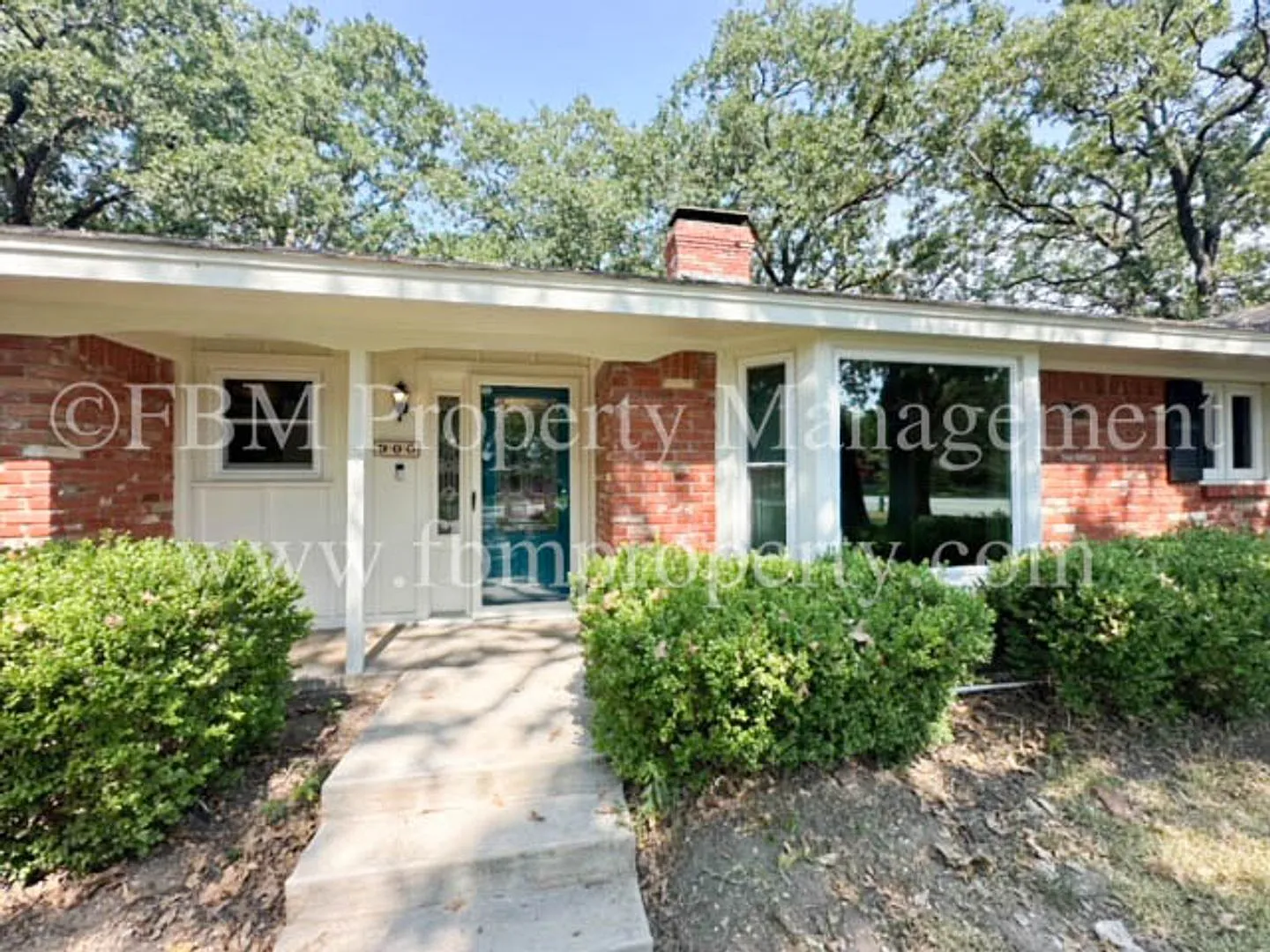 900 Dobbins Rd - 3 Bedroom, 2 Bathroom Brick Home in Corsicana, TX! — Photo 3