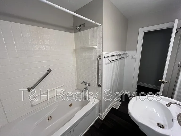 2920 E 5th St — Photo 18
