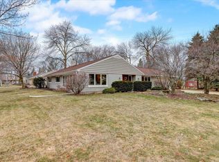 8207 N Regent Rd, Fox Pt, WI 53217