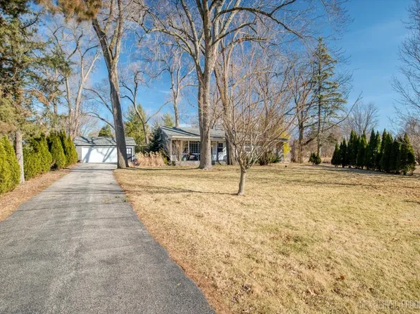 332 Evergreen Dr, Batavia, IL 60510