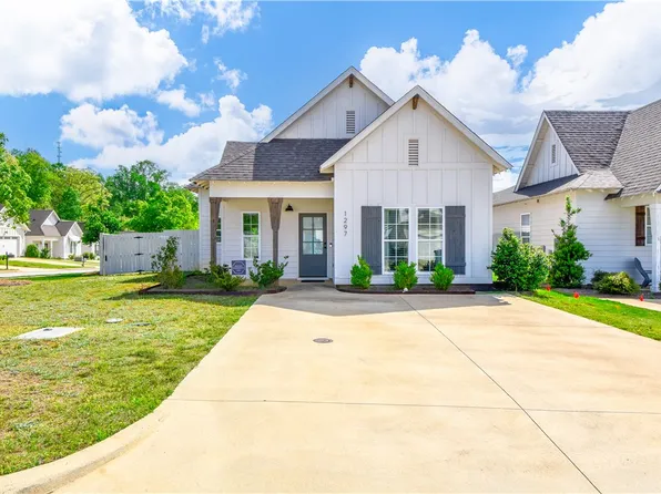1297 Foxtail Ln, Opelika, AL 36801