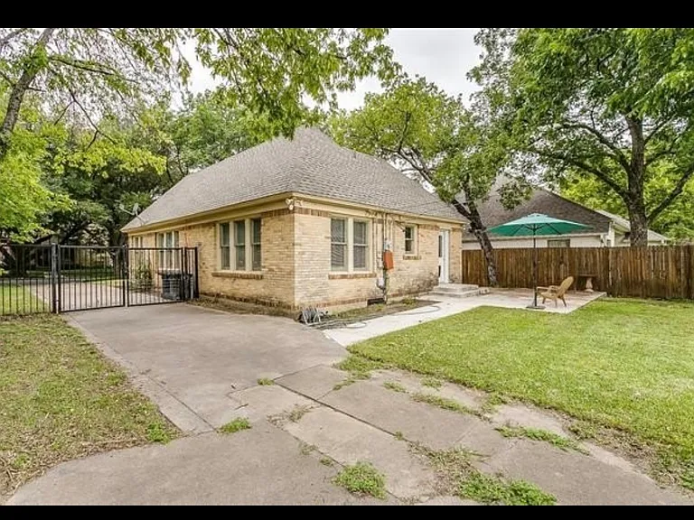 2135 Stanley Ave — Photo 13