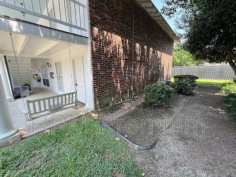 1 bed, 1.0 bath, 930 sqft, $1,200 — Photo 4