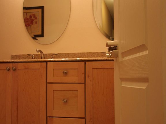 Main bath w/granite counter 