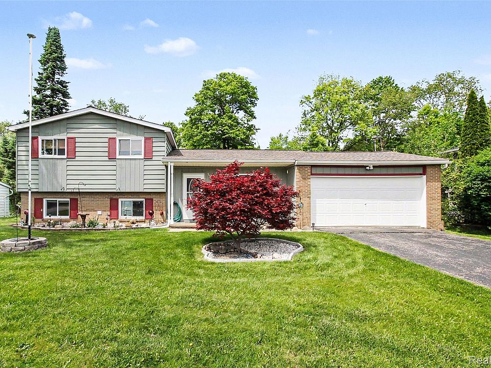 1st image of 829 Holly Bush Dr