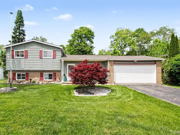 829 Holly Bush Dr, Holly, MI 48442