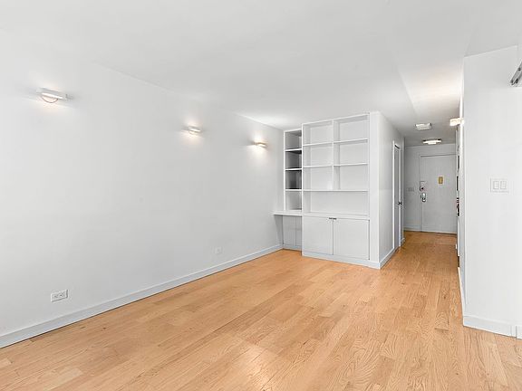 4th image of 200 E 24th St APT 1105