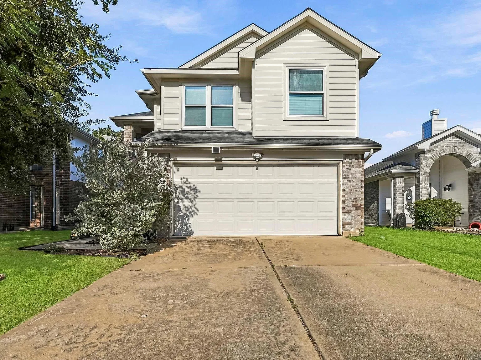 4 bed, 2.5 bath, 1996 sqft, $2,100 — Photo 1