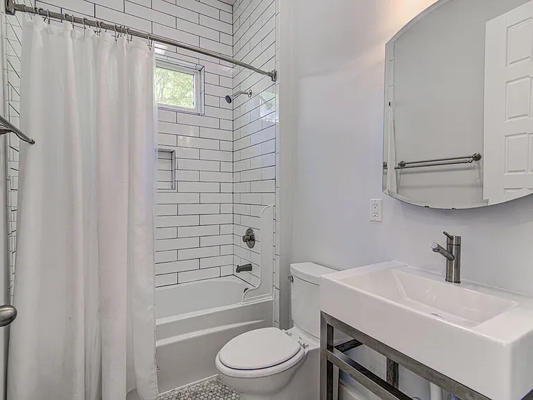 2406 E 16th St — Photo 15
