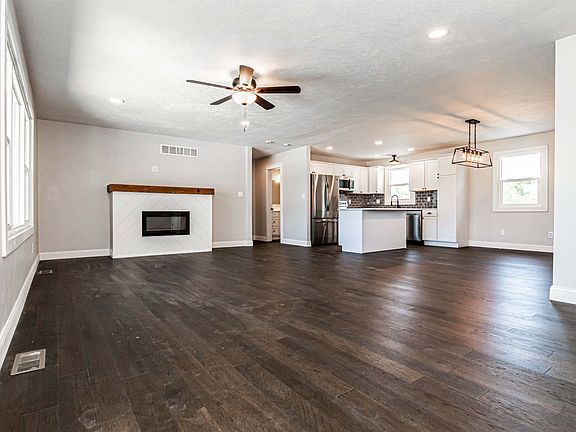 3rd image of 4905 Eureka Dr