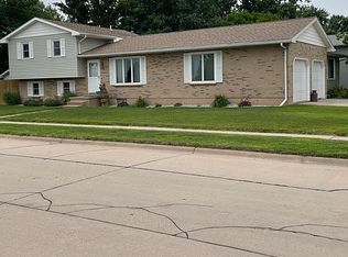 910 6th Ave, Kearney, NE 68845