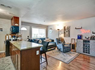 2141 Chrysler Dr APT 4, Modesto, CA 95350