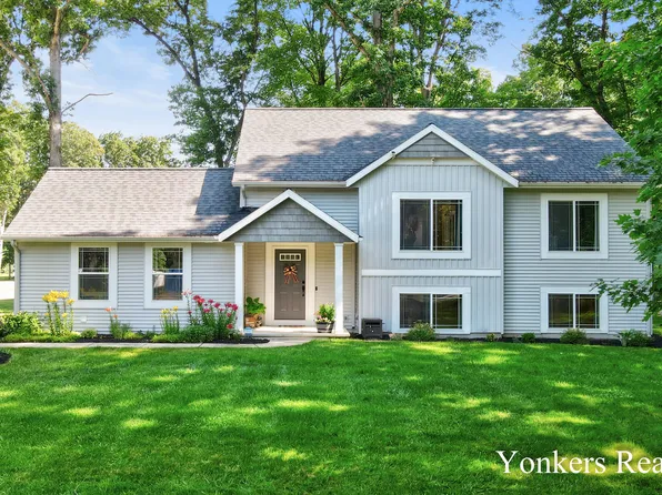 4005 Bullseye Ln, Dorr, MI 49323