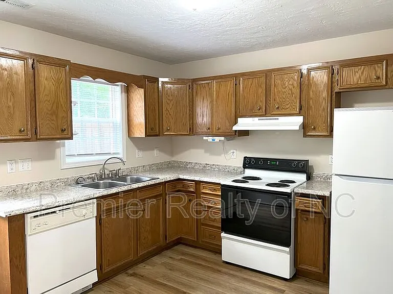 301 E Lake Dr #8 — Photo 2