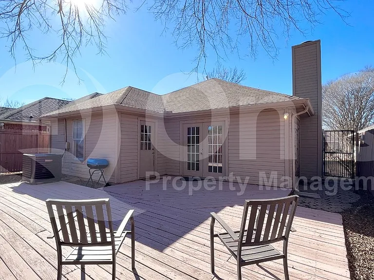 5400 Village Green Dr — Photo 27