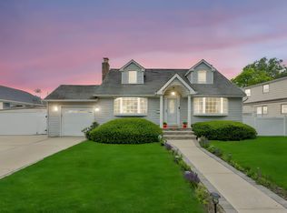 86 Woodbine Dr N, Hicksville, NY 11801