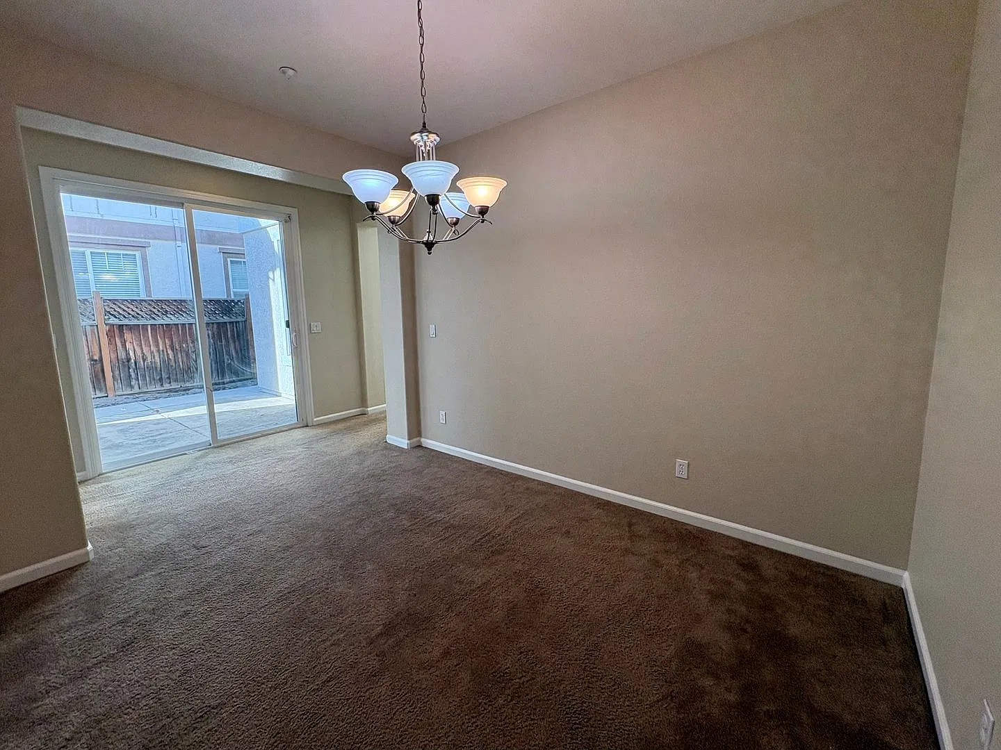 Beautiful 4 Bed, 3.5 Bath in Brentwood — Photo 4