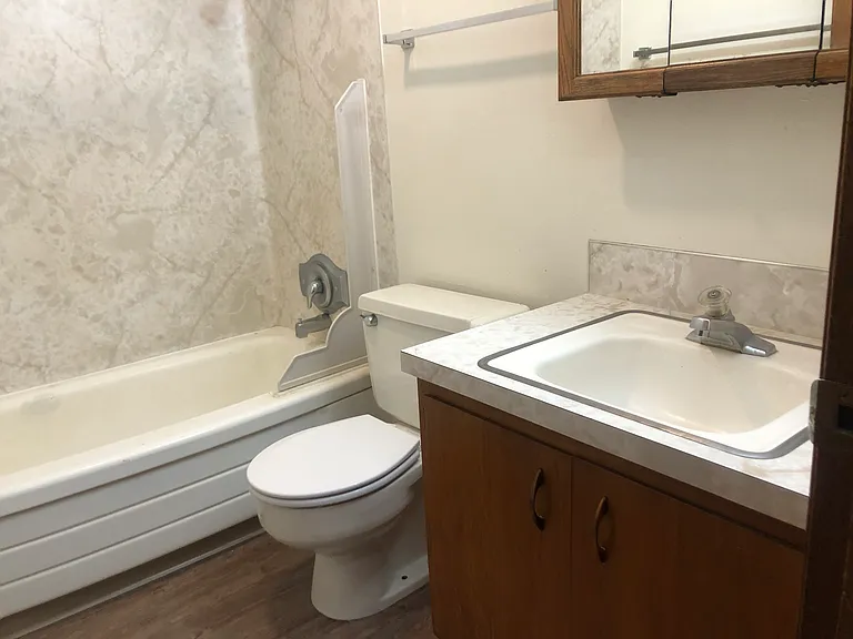 518 SW City View St #B — Photo 8