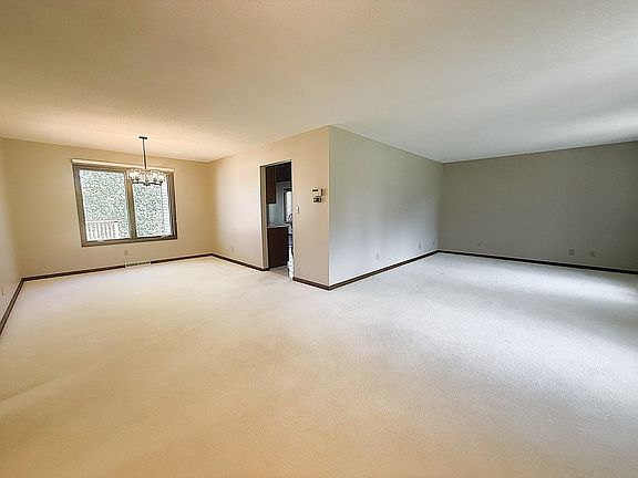 4th image of 300 Fieldstone Ln