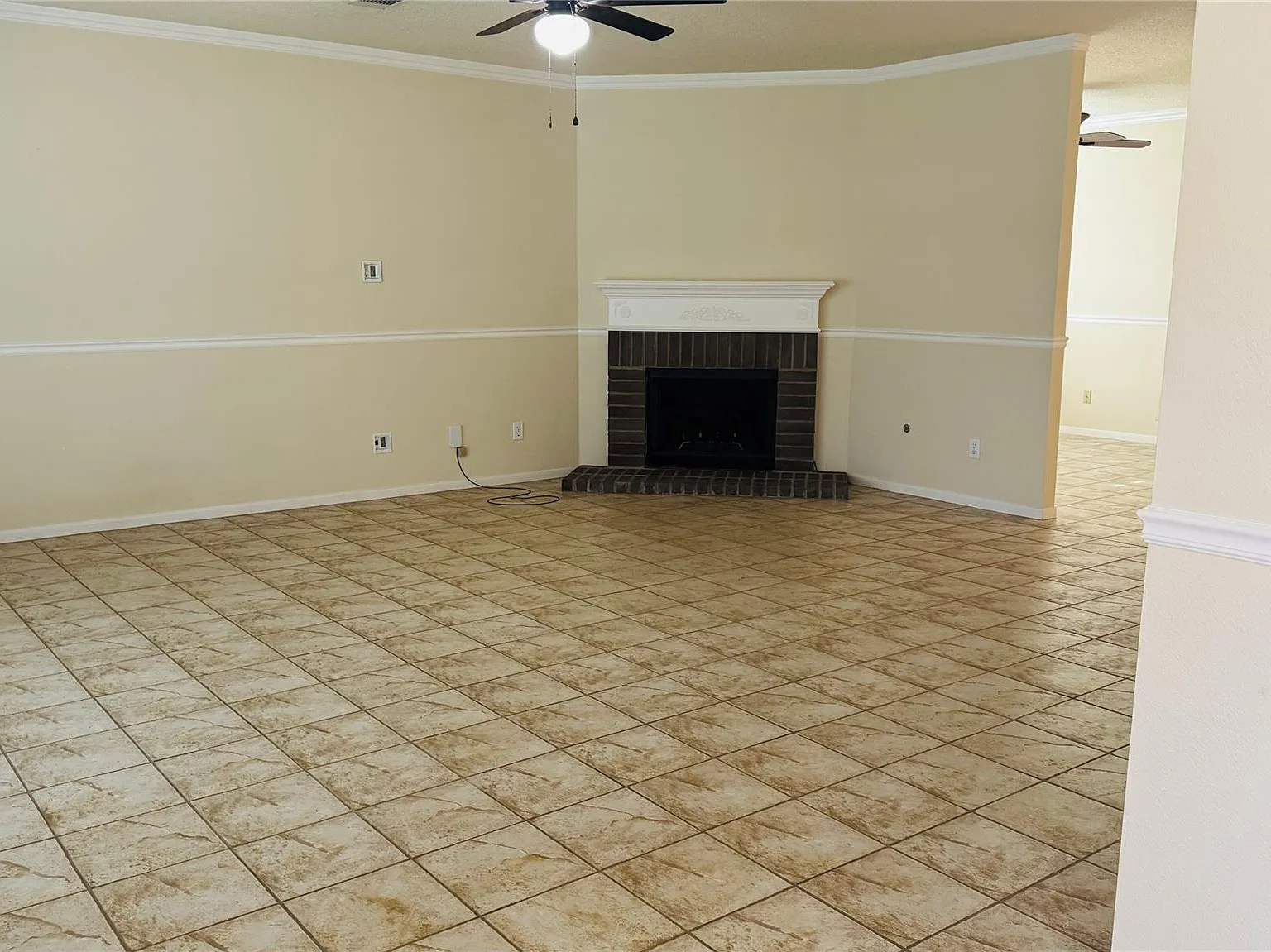 3 bed, 2.0 bath, 1828 sqft, $2,200 — Photo 2