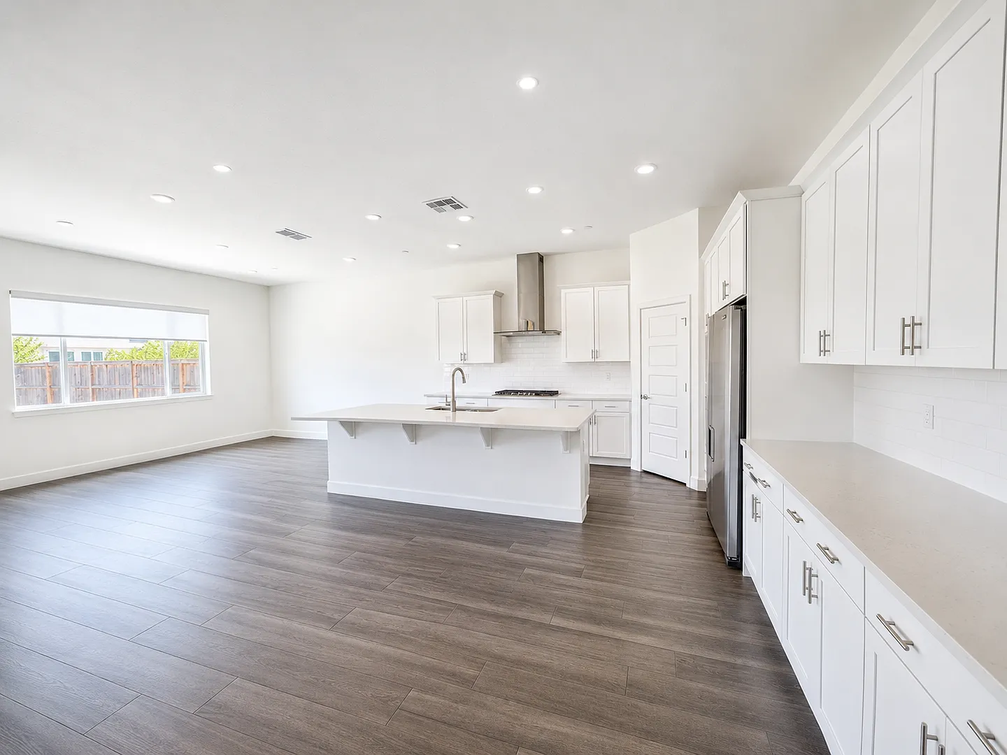 Beautiful 3-Bedroom Home with Open Floor Plan & Community Pool — Photo 3
