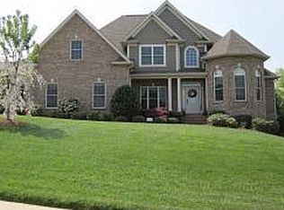 1018 Willows Trace Dr, Johnson City, TN 37601