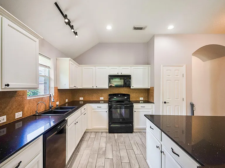 11302 N Creekwood Hills Ln — Photo 9