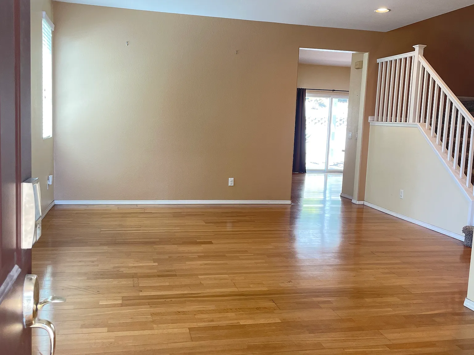4 bed, 2723 sqft, $4,200 — Photo 2