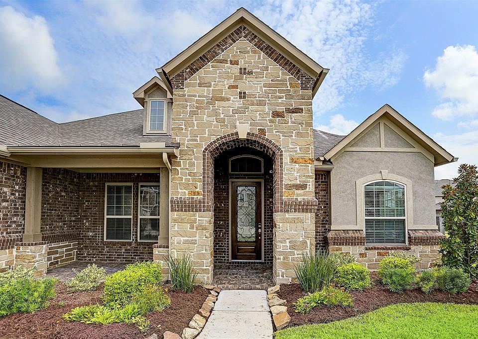Upgraded stone & stucco elevation