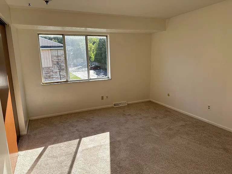 658 Loomis Ave — Photo 7