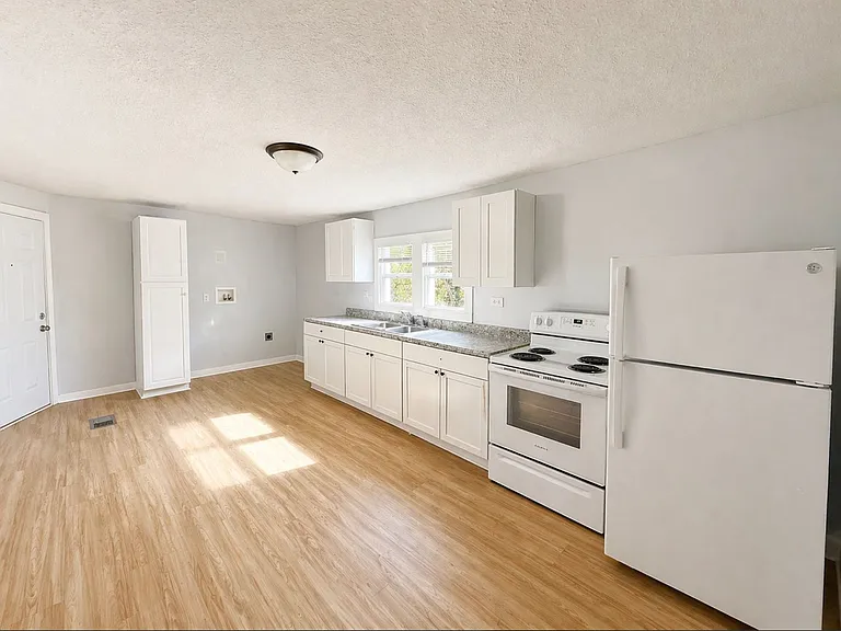 1044 Muskegon Ave NW — Photo 4