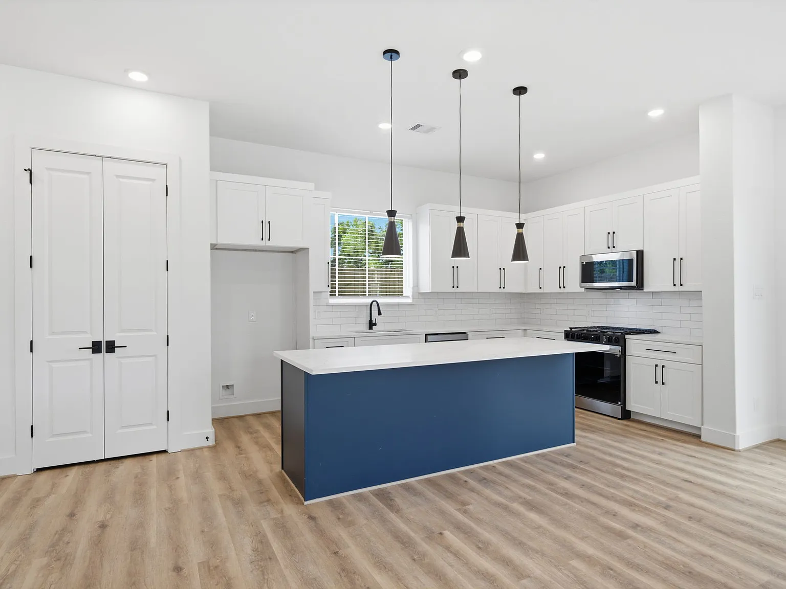 3 bed, 1980 sqft, $2,950 — Photo 4