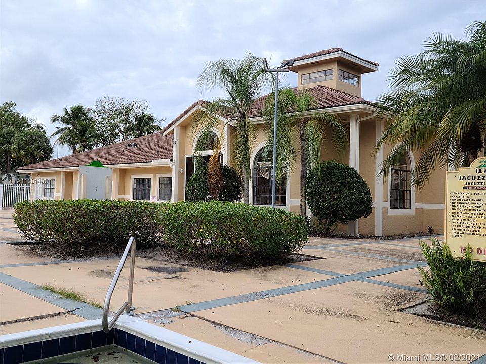 1st image of 204 E Palm Cir E