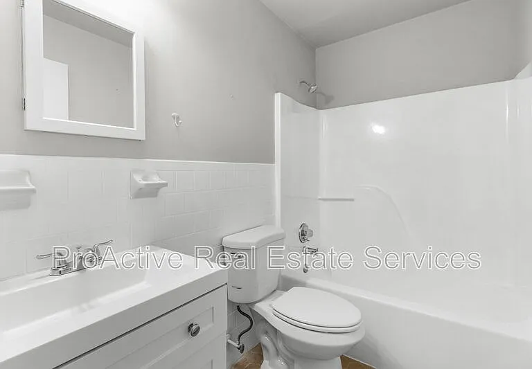 1129 Green St #8 — Photo 13