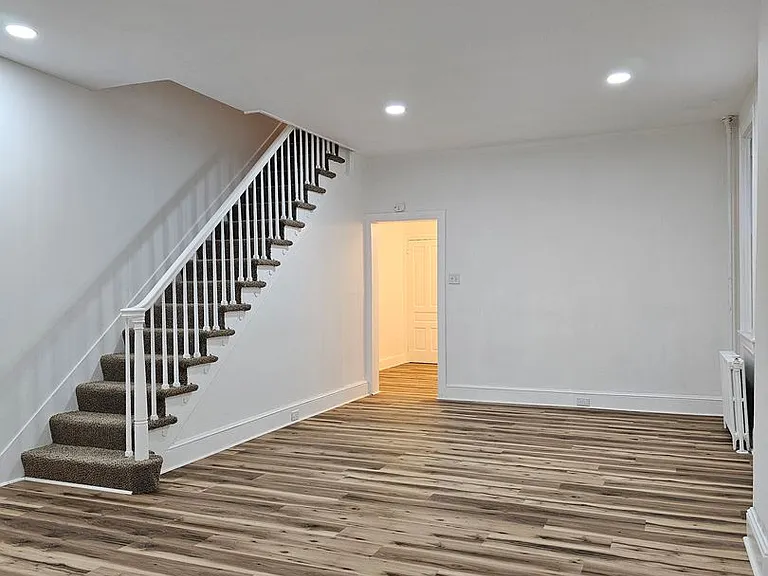 921 W Poplar St — Photo 2