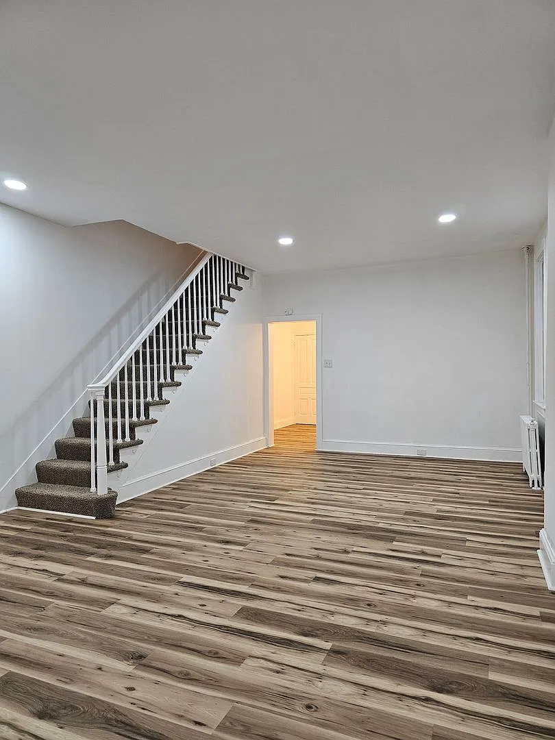 Building Photo - 921 W Poplar St