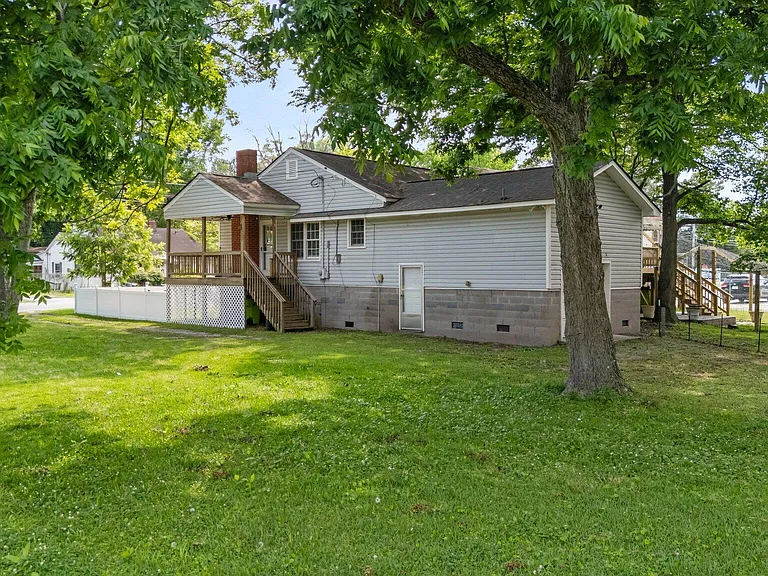 2402 Oaks Rd — Photo 22