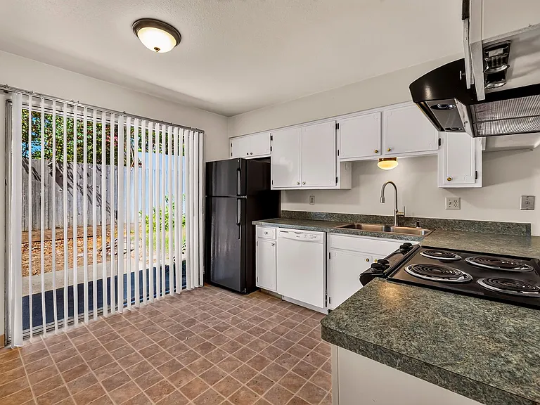 116 W Shasta Ave — Photo 3