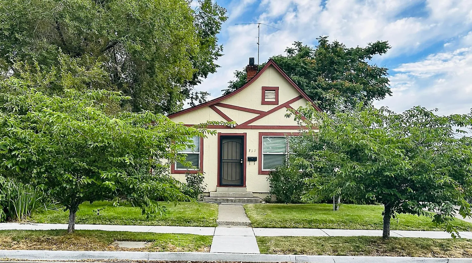 737 Roberts St photo 1