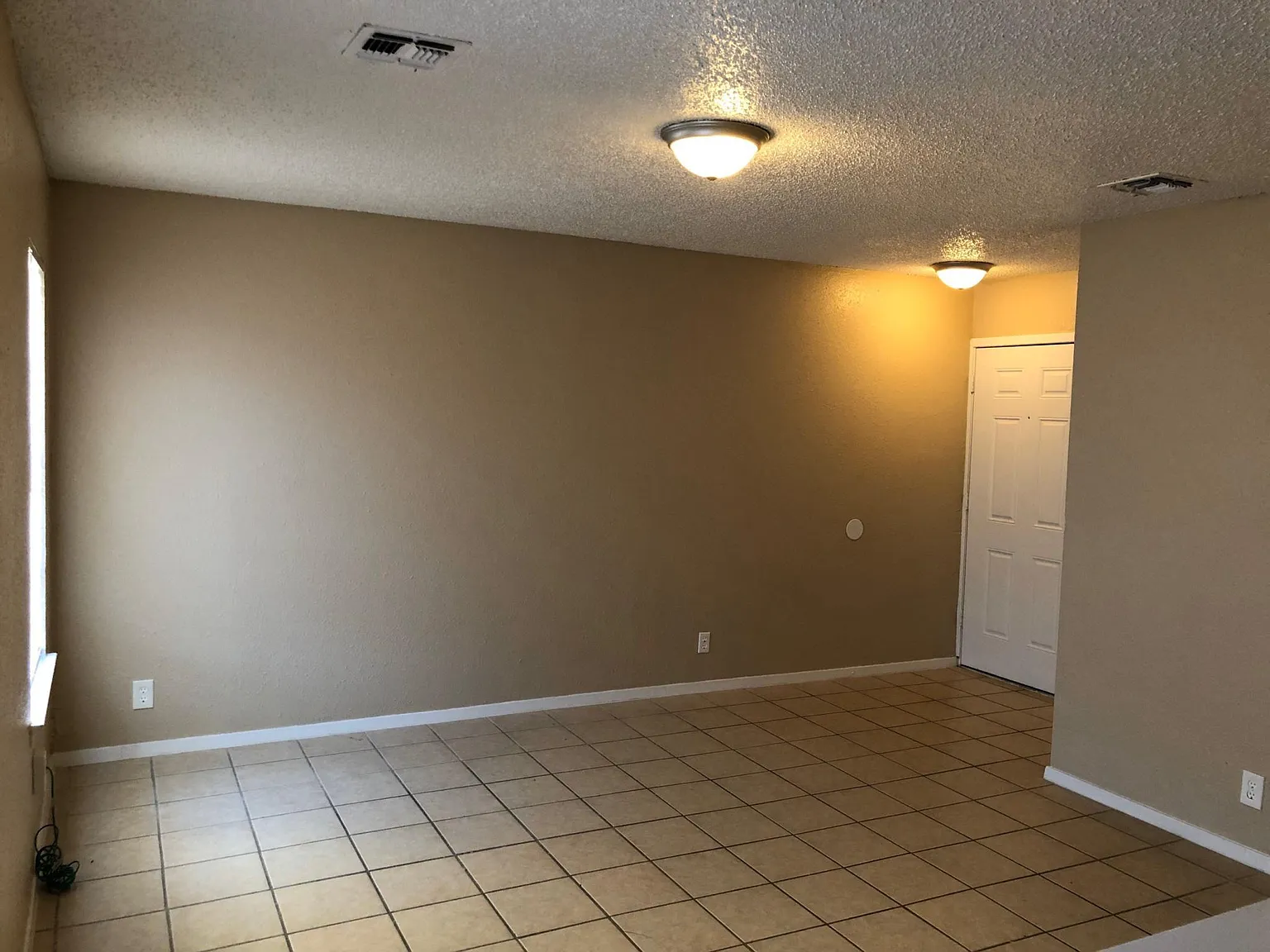 2 bed, 884 sqft, $990 — Photo 2