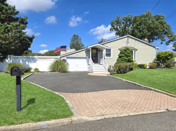 21 Jackson Avenue, Centereach, NY 11720