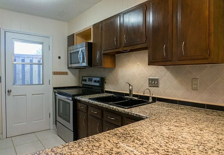 137 Colony Dr — Photo 6