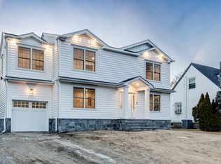 53 Berwick Rd #A, Hewlett, NY 11557